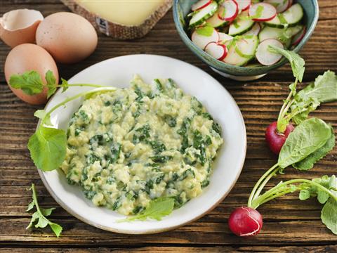 Œufs brouillés aux fanes de radis et au Comté